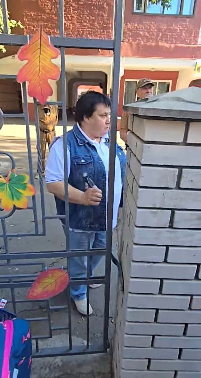 "Не дозволяю": у Києві скандал - директорка гімназії не пускала дітей у шортах (відео)